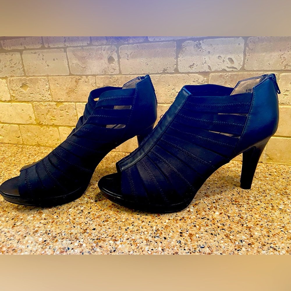 Like new size 8.5M women’s booties/heels (black)!